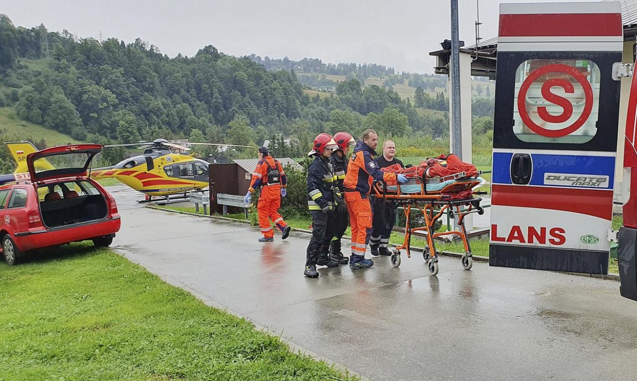 Tatrami sa prehnala silná búrka. V Poľsku zomreli štyria ľudia, na Slovensku zabil blesk jedného turistu