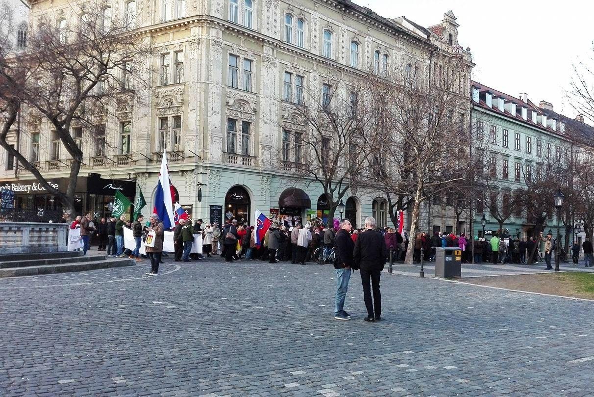 VYHLÁSENIE: Zneužitie spomienky na Sviečkovú manifestáciu kotlebovcami považujeme za neprípustné.