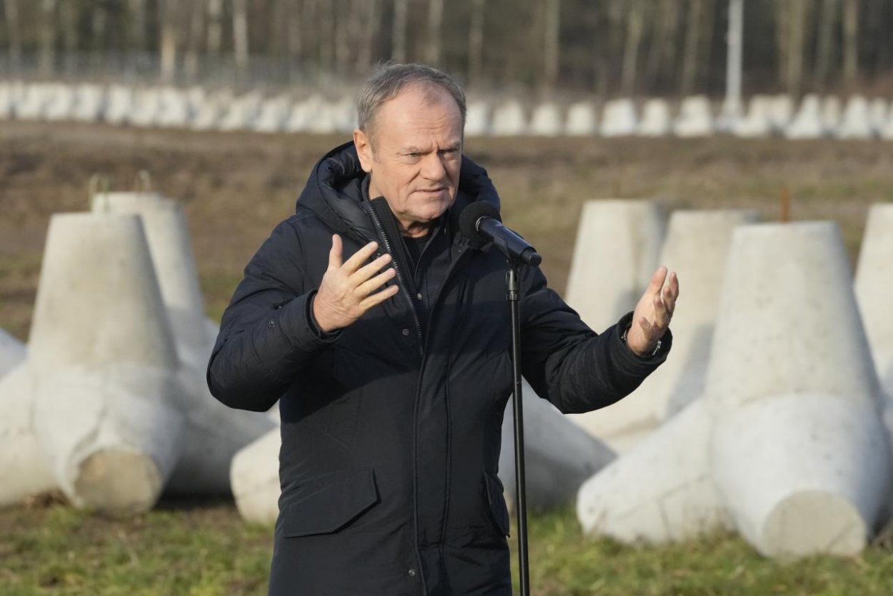 Poľsko: Tusk považuje obrannú iniciatívu Východný štít za investíciu do mieru