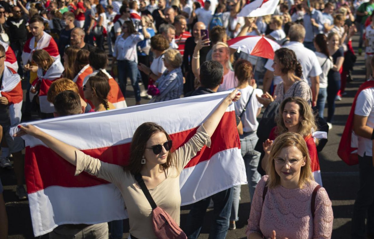 Na fotografiách nevyplácajú ľuďom v Minsku peniaze, aby protestovali