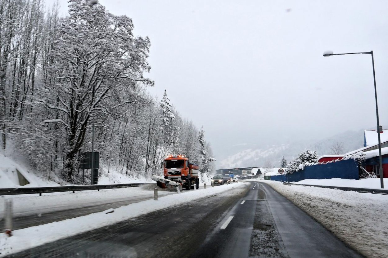 Na cestách a chodníkoch sa tvorí poľadovica, padá aj mrznúca hmla