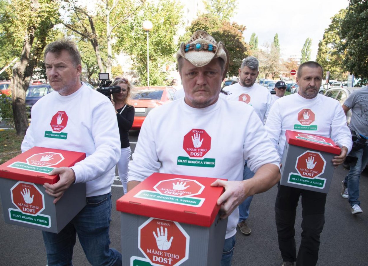 Farmári z protestov požiadali o registráciu strany Máme toho dosť!