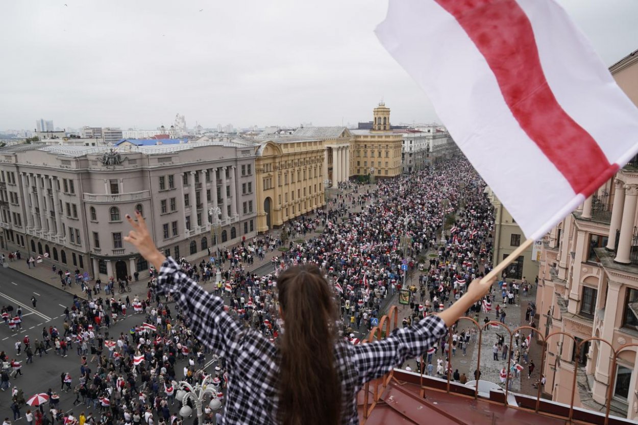 Ulice Minsku sú opäť plné, protestujúci žiadajú Lukašenkovu rezignáciu