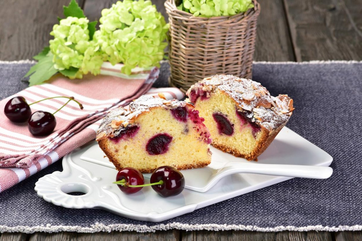 Čerešňová nádhera. Koláč, v ktorom sa ovocie schová do cesta a ono okolo neho prebuble 