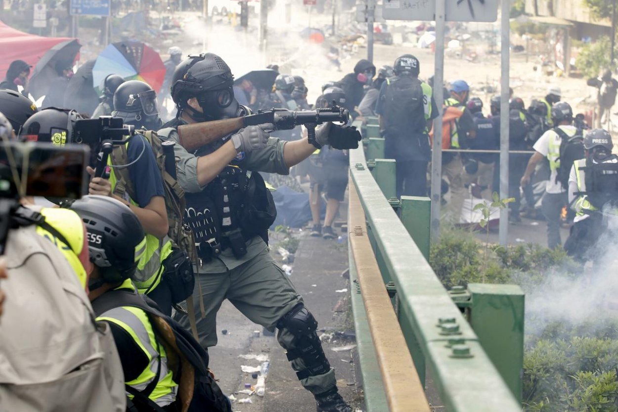 Vzdorovať už ostali len desiatky študentov. Polícia v Hongkongu nateraz vyhrala