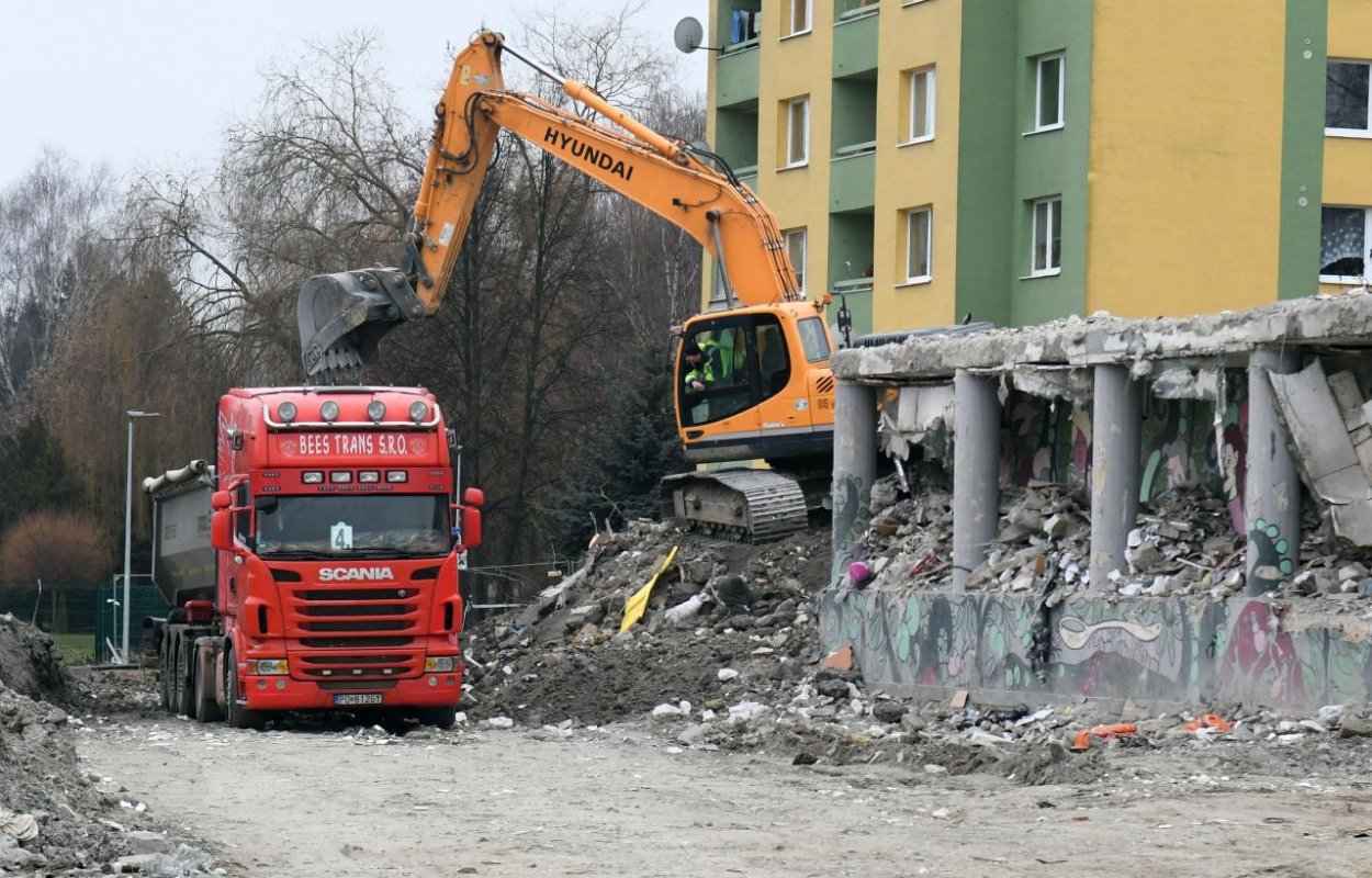 Podľa búracej firmy sa v sutinách prešovskej bytovky našli telesné pozostatky