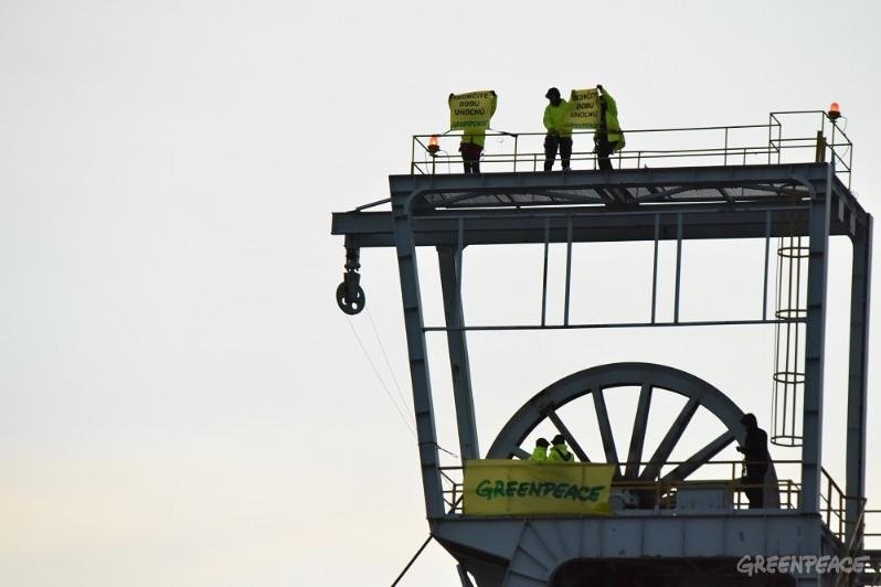 Aktivistov Greenpeace budú väzobne stíhať, organizácia zvoláva protest