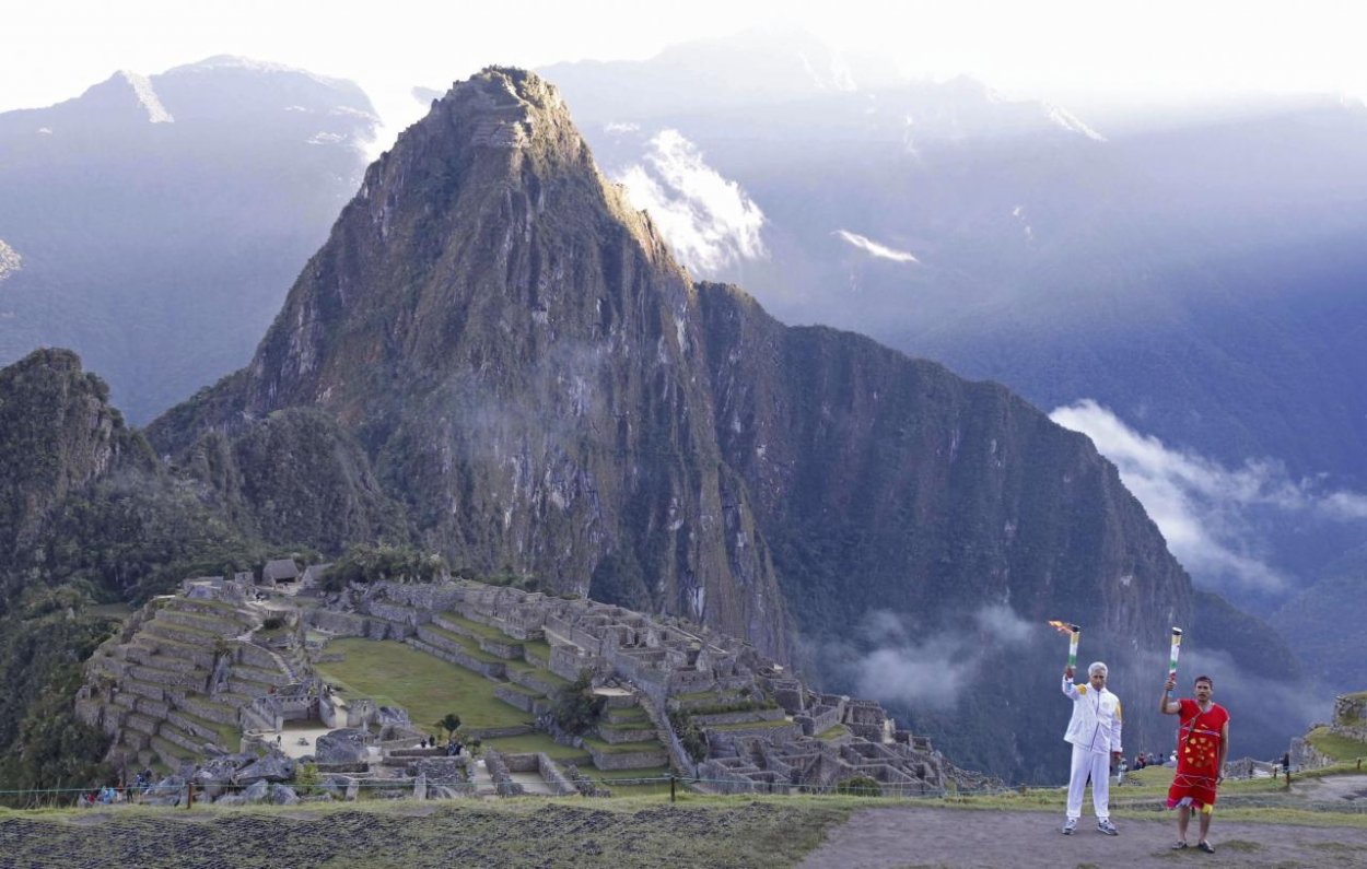 Peru deportovalo pre poškodzovanie Machu Picchu turistov, jedného čaká súd