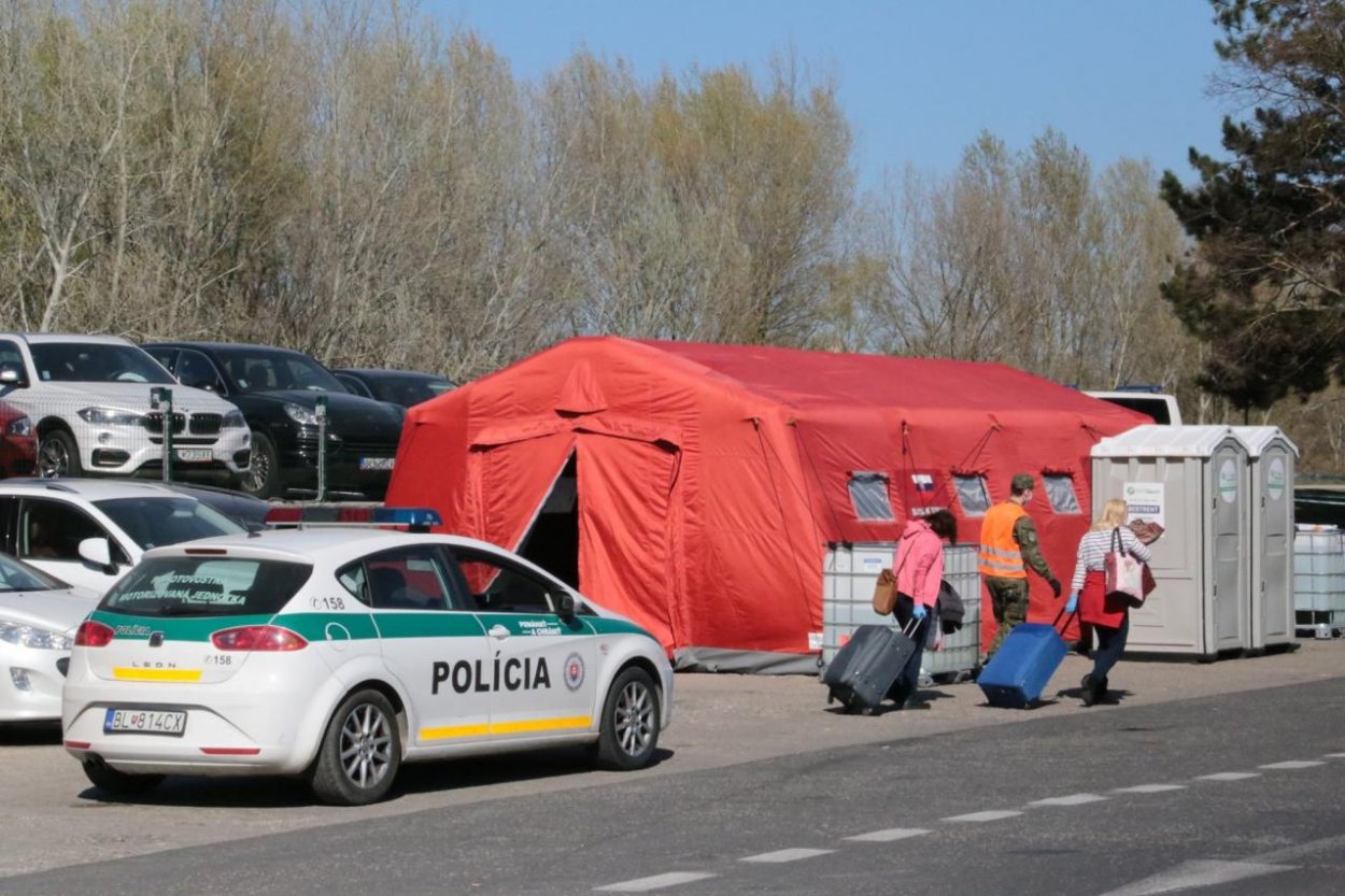 Pendleri sa nebudú musieť preukázať negatívnym testom, situácia u susedov sa zlepšuje