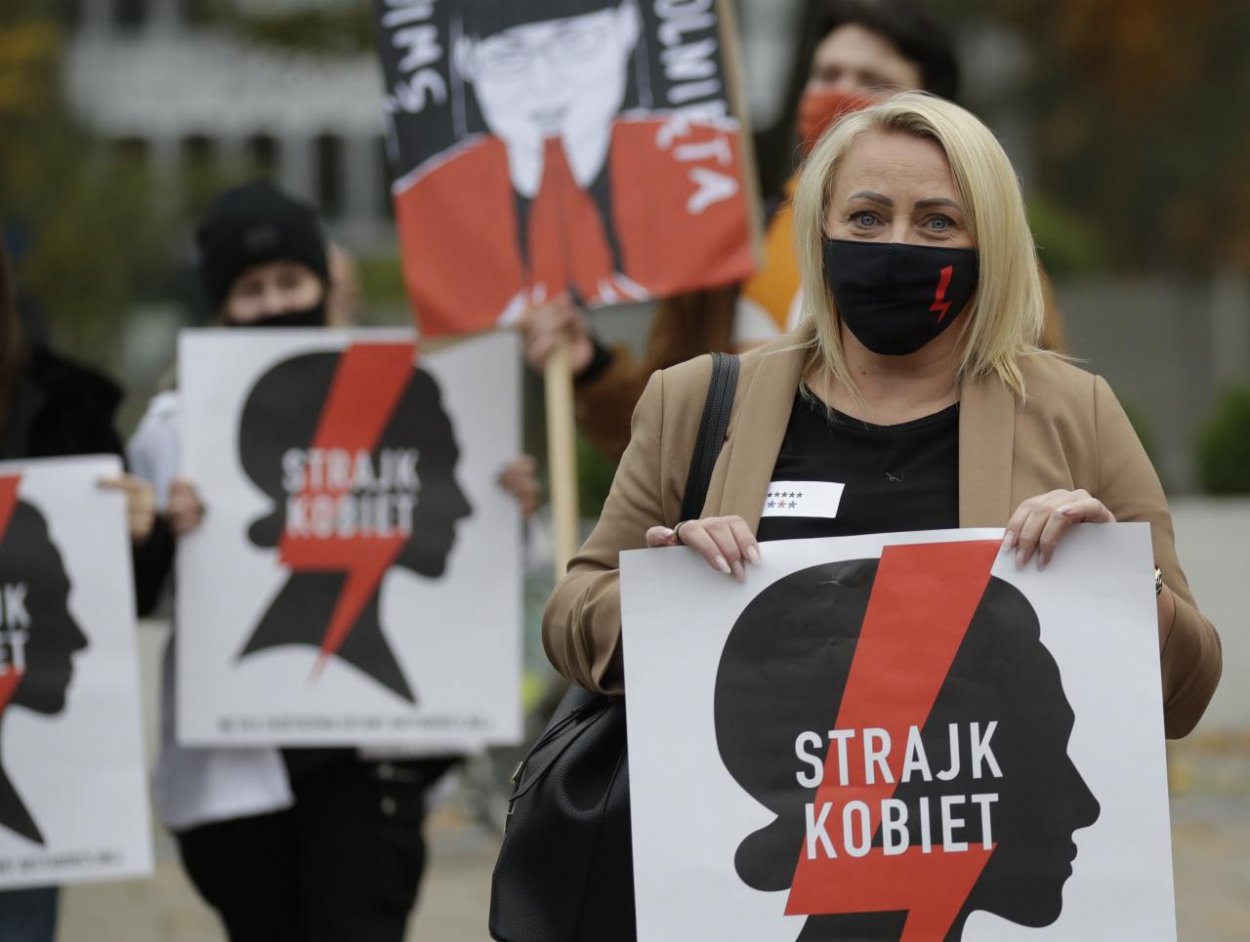 Mnohí nenastúpili do práce a na univerzitách zrušili výučbu. Poliaci protestujú proti sprísneniu zákona o interrupciách