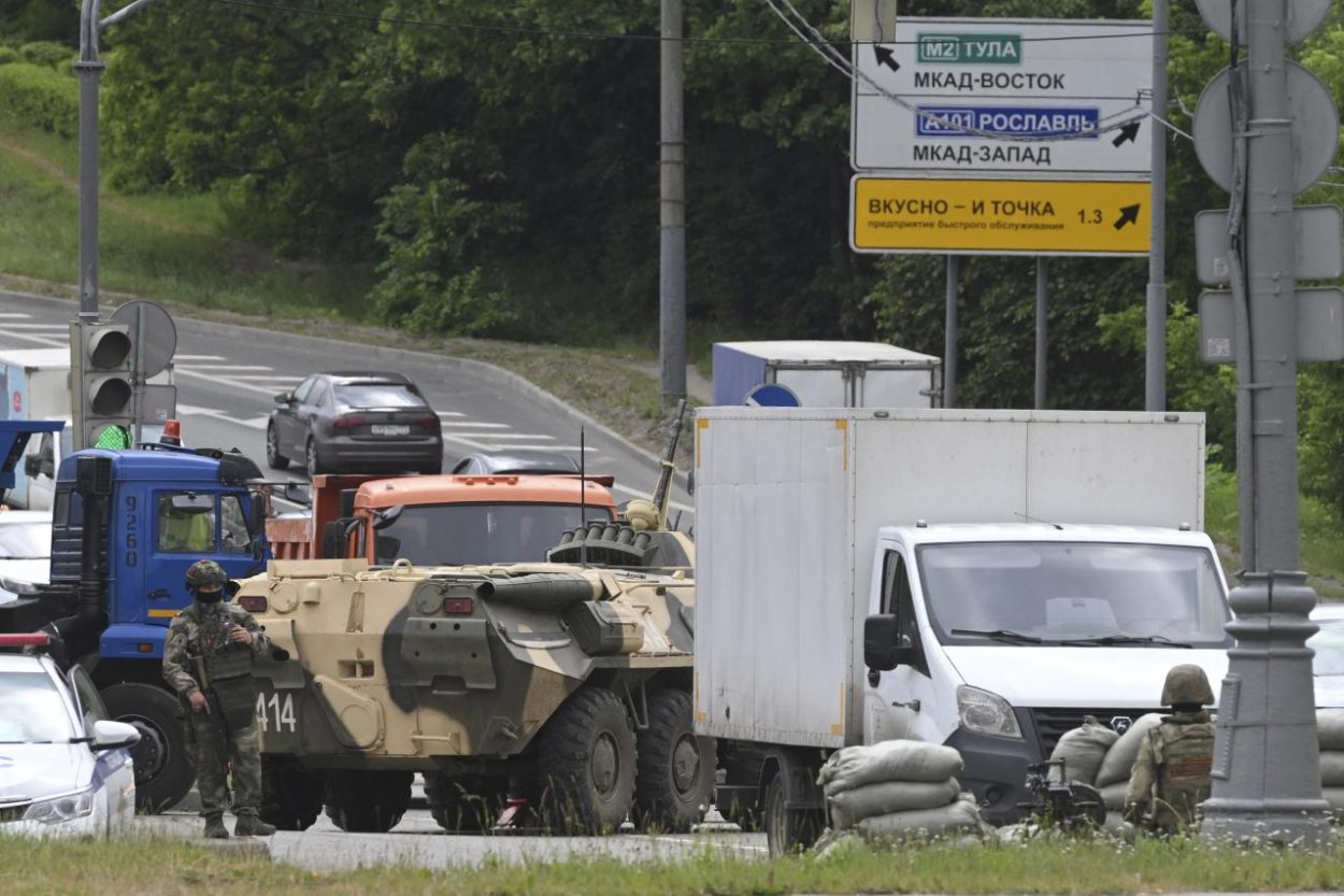 Moskva sa opevňuje pred príjazdom Prigožina. Úrady obmedzili internet