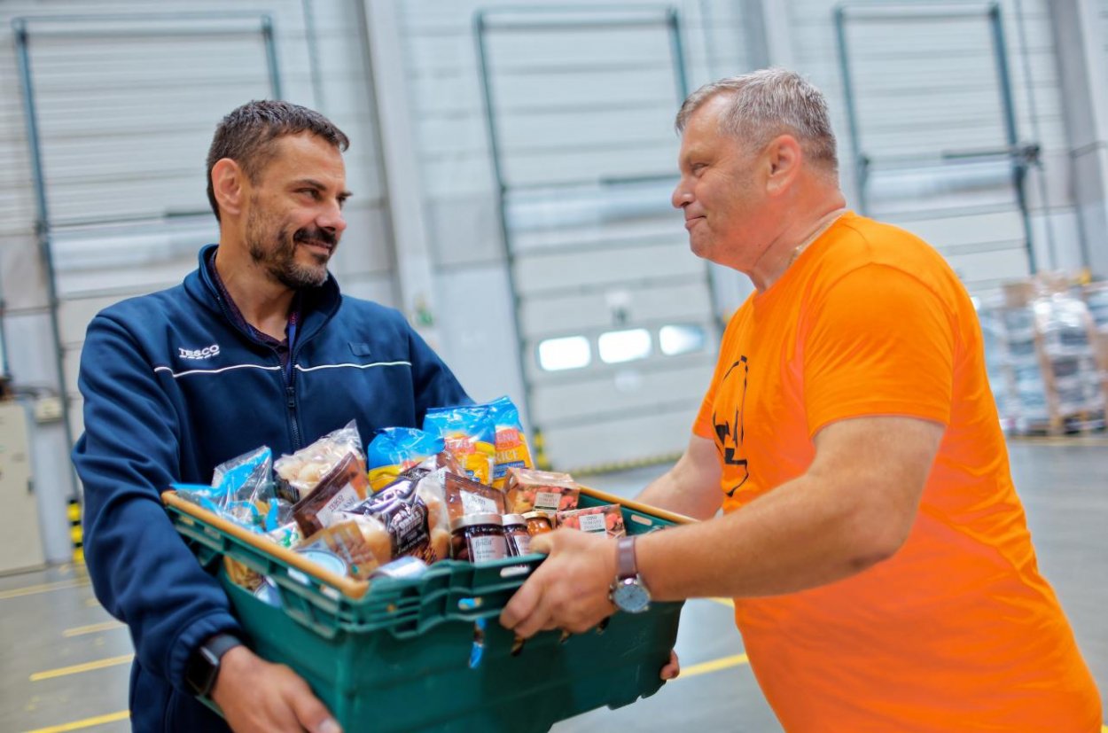 Tesco už siedmy rok znižuje plytvanie potravinami, reťazec ľuďom v núdzi vlani daroval 9 miliónov porcií jedla