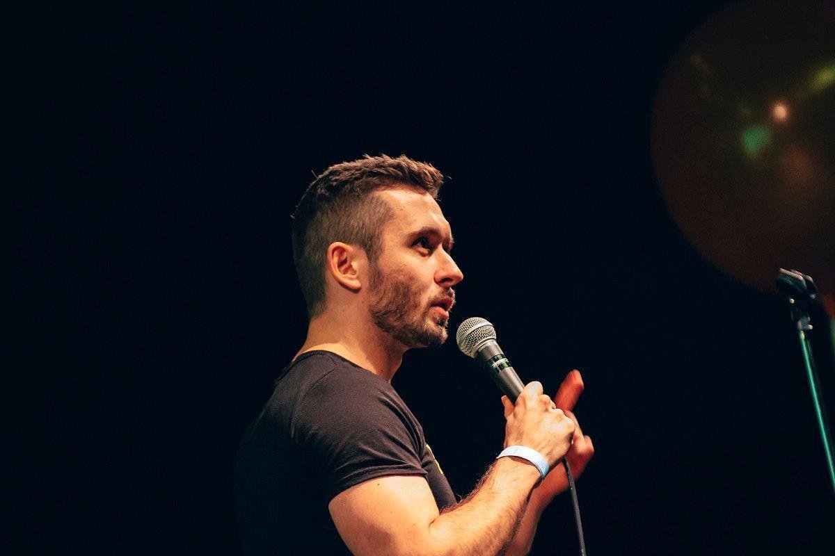 Stand-up komik Jakub Gulík: Nerobím si srandu z Kotlebu pretože račkuje, ale preto, že je to Kotleba