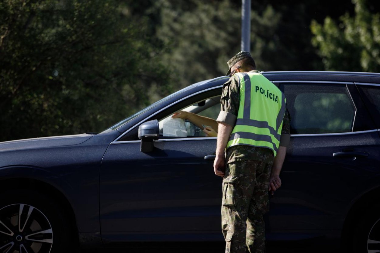 Pre zaočkovaných jednou dávkou vakcíny budú na hraniciach nové pravidlá