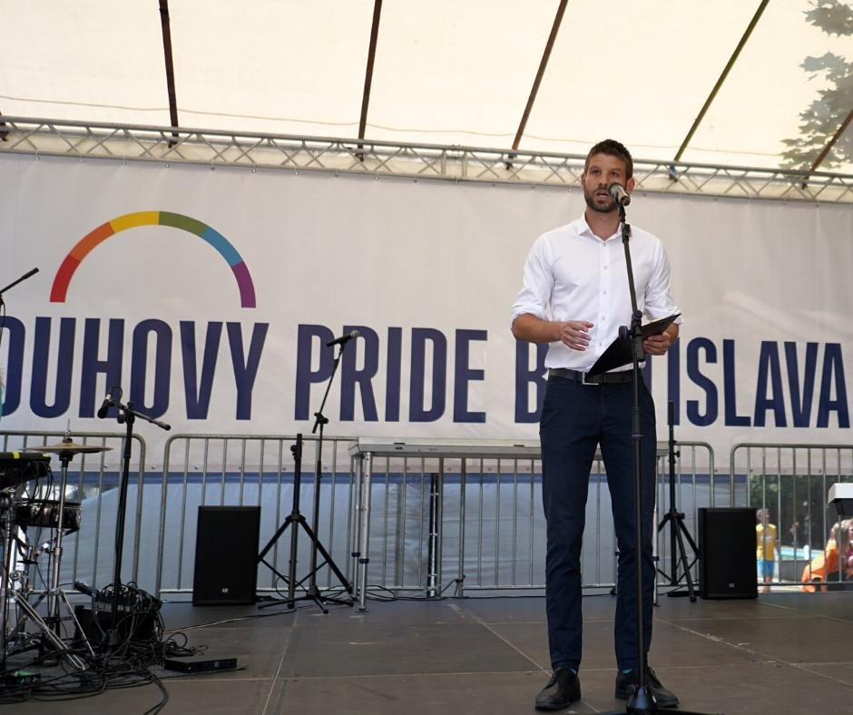 V uznaní párov rovnakého pohlavia nepochopiteľne prehrávame, uviedol na Pride Šimečka