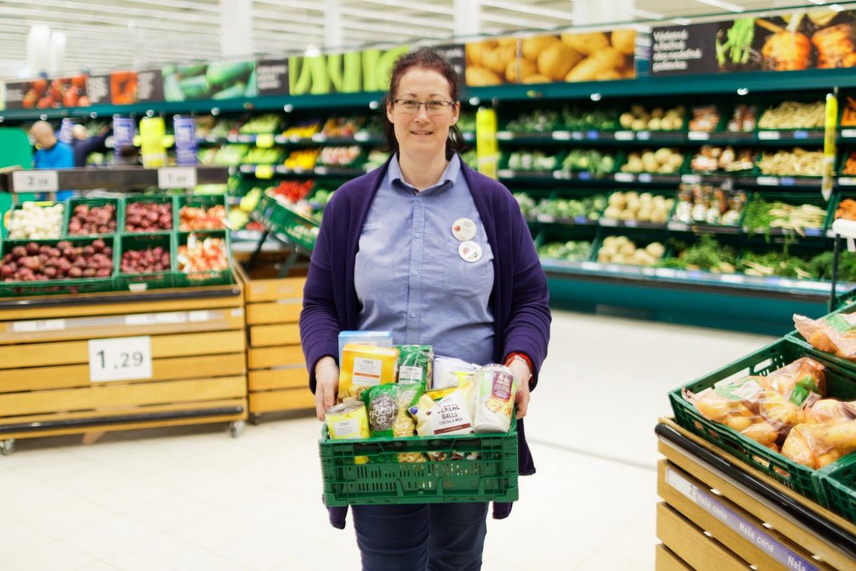 Tesco  už daruje potraviny zo všetkých svojich predajní