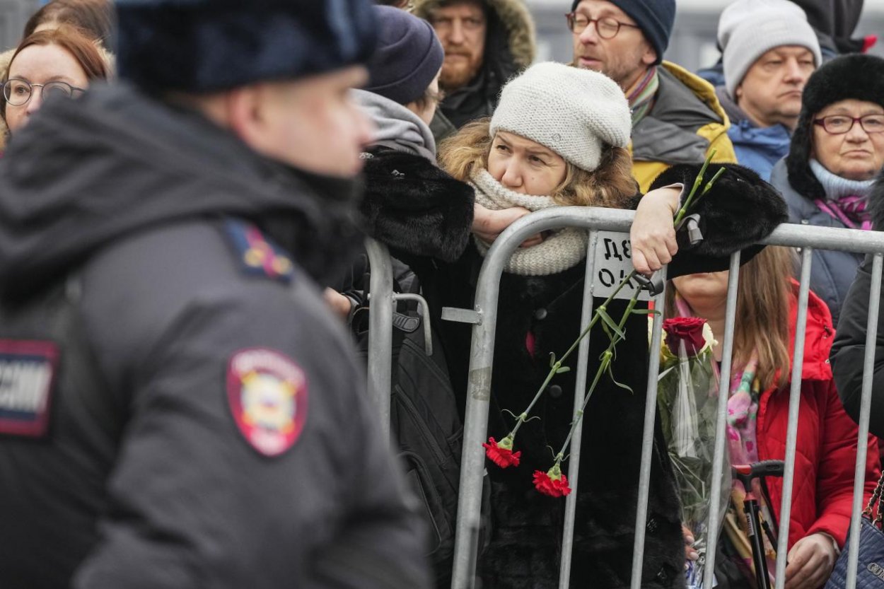 Ruská polícia legitimuje ľudí, ktorí sa lúčia s Navaľným