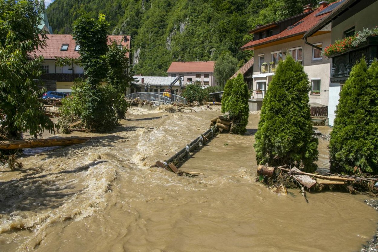 Slovenský tím v piatok dorazil do Slovinska, začal so záchrannými prácami