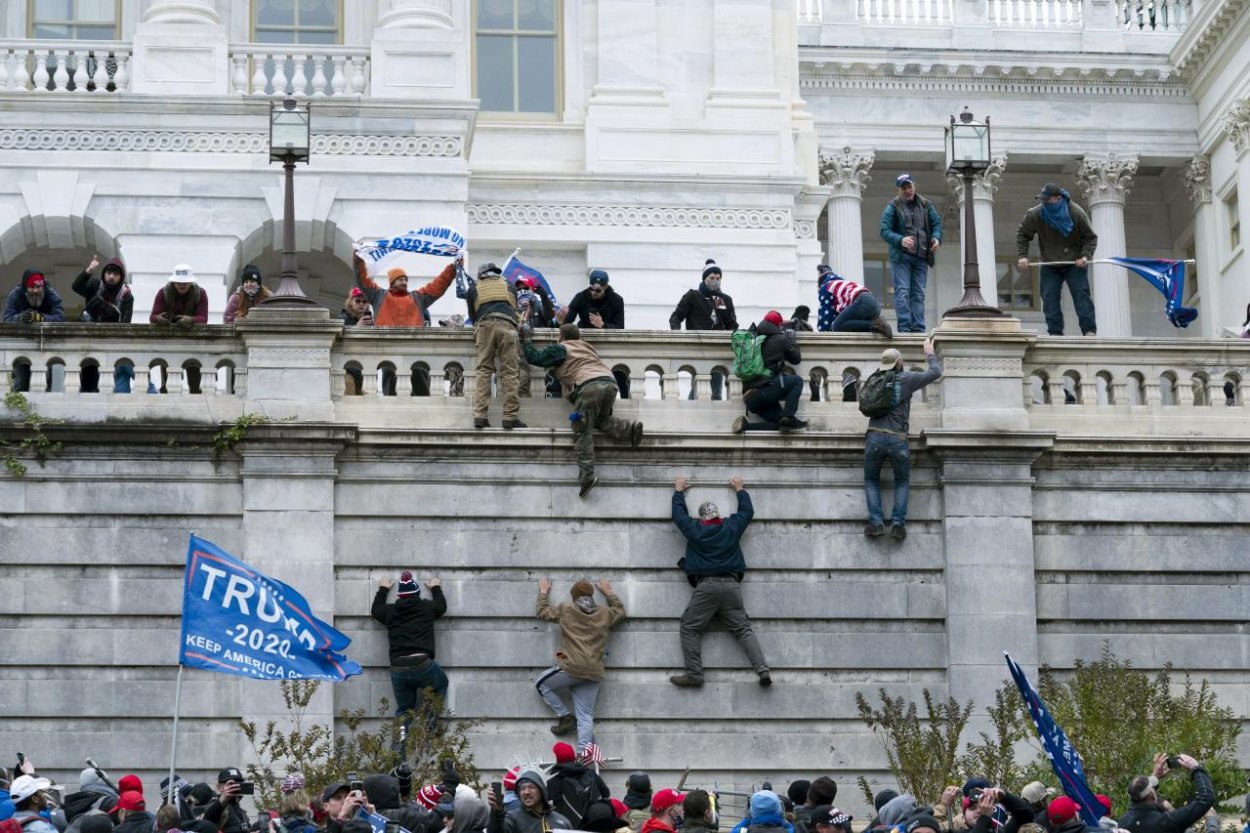 Šesť členov milície Oath Keepers uznali za vinných z útoku na americký Kongres