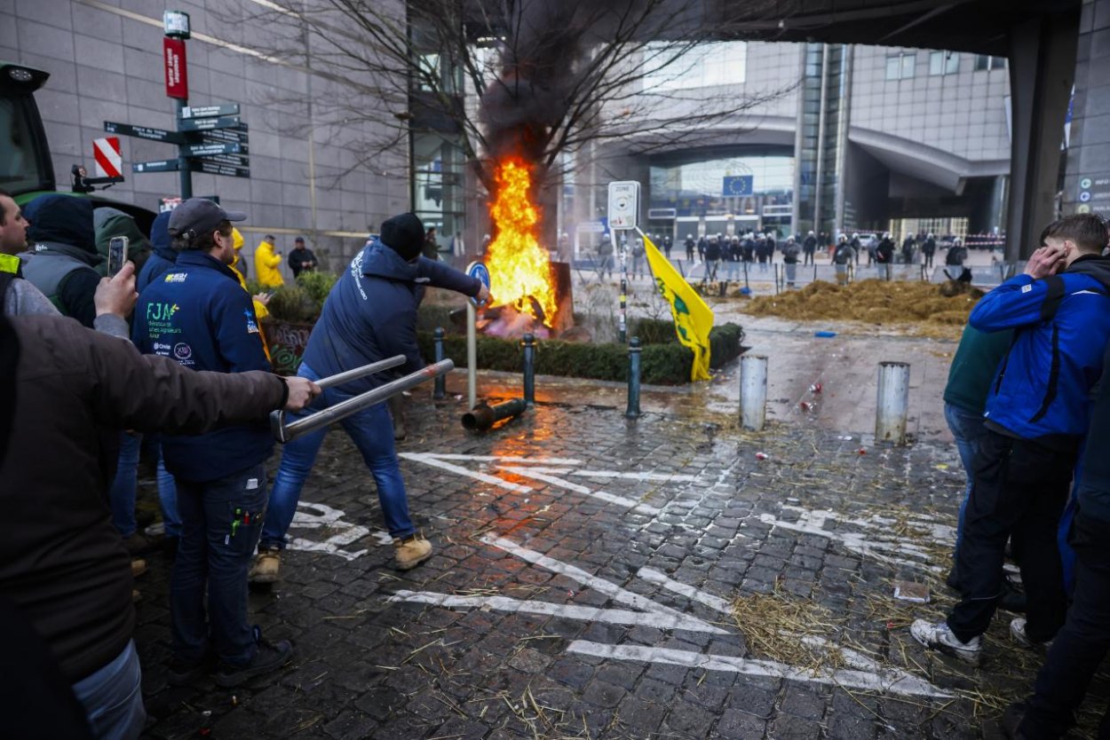 Tisícky farmárov s traktormi protestujú v Bruseli, zapálili stohy slamy