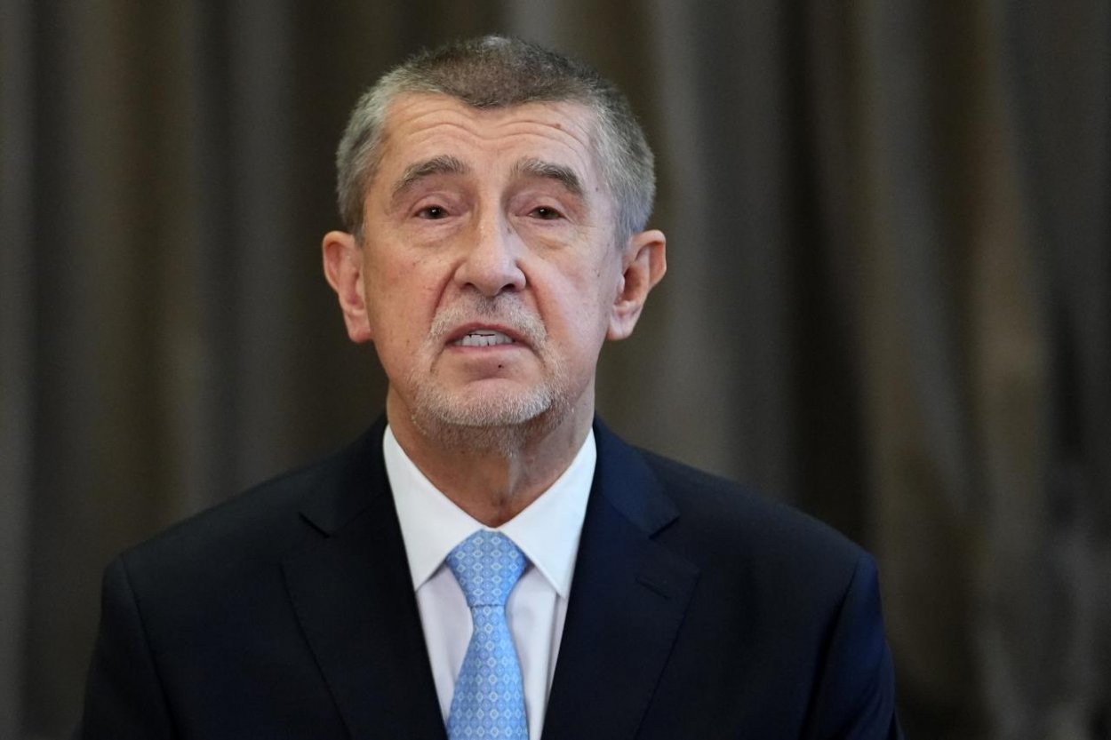 Po sčítaní takmer všekých hlasov postupujú Babiš a Pavel, majú zhodne hlasov