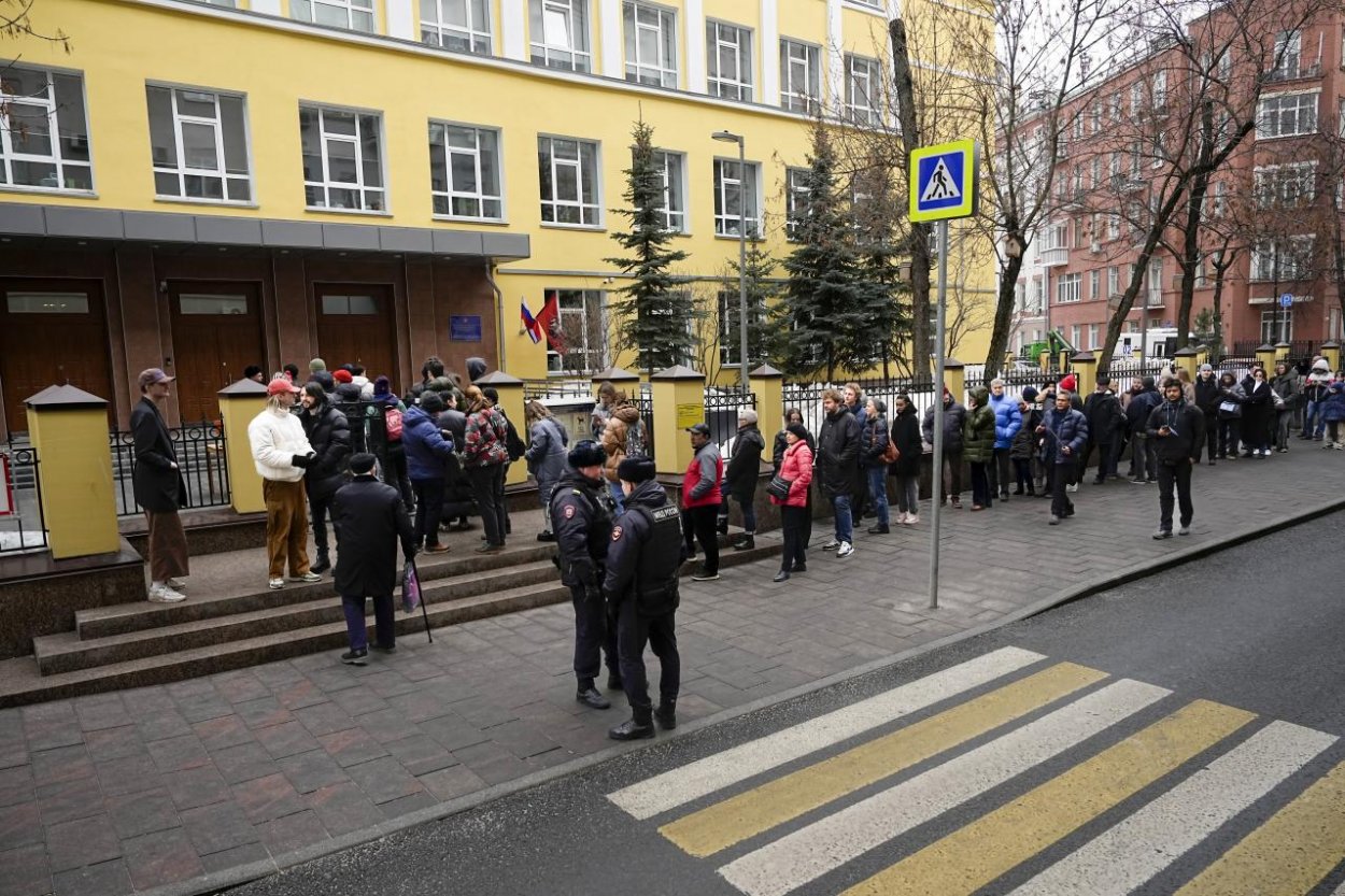 Pred moskovskými volebnými miestnosťami sa po výzve Navaľnej tvorili rady