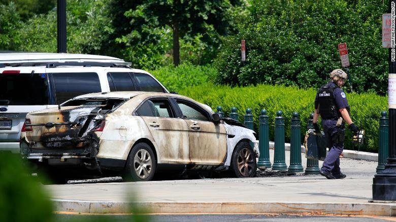 Muž pred budovou Najvyššieho súdu v USA podpálil policajné auto