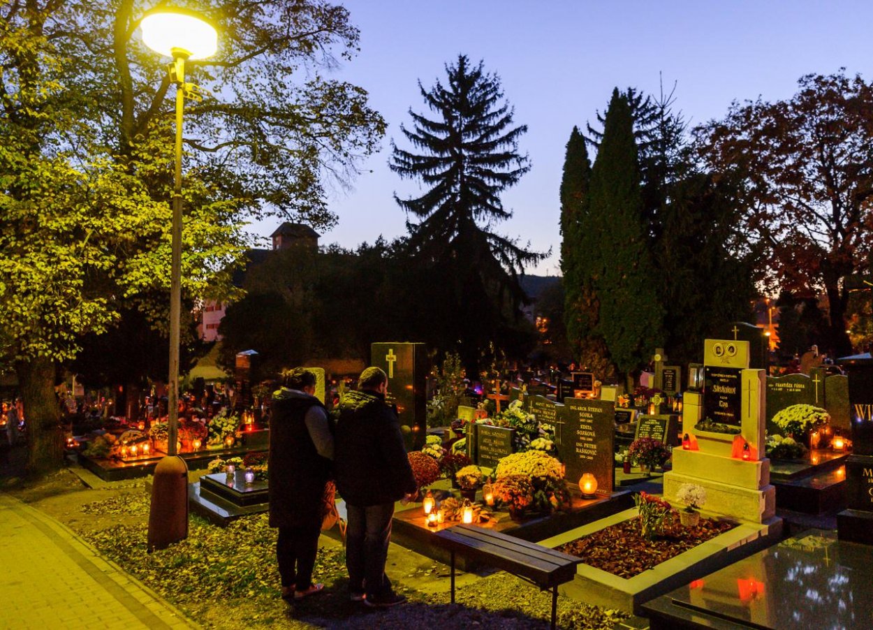 Začiatok novembra charakterizuje najmä spomienka na zosnulých