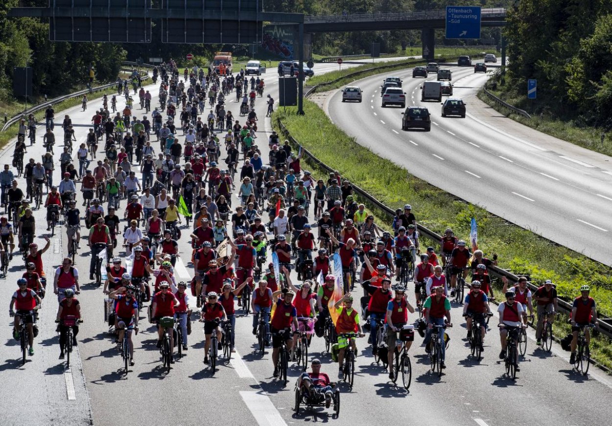 Tisíce ľudí demonštrovali vo Frankfurte za dopravu šetrnejšiu ku klíme