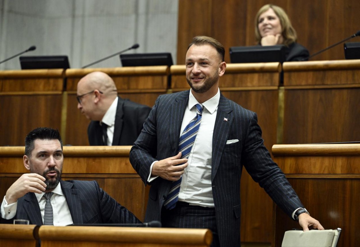 Parlament má o odvolávaní Šutaja Eštoka rokovať až vo februári