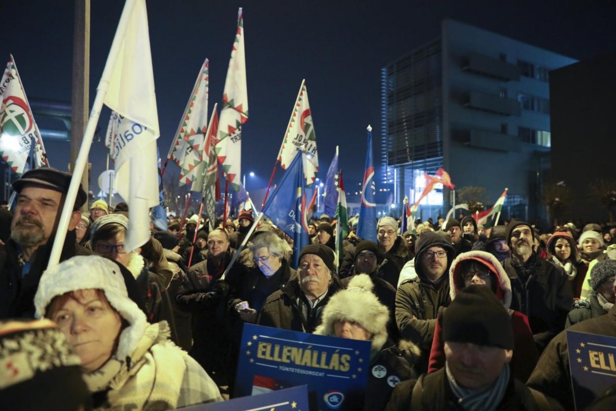 Orbán sa vyhol protestom v Budapešti, čakajú ho vo Viedni