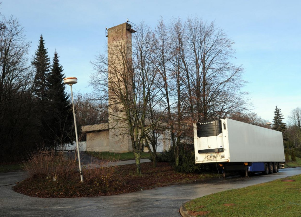 Pohrebné služby nestíhajú. Mestá zháňajú chladiarenské prívesy na cintoríny, Nitra má už dva