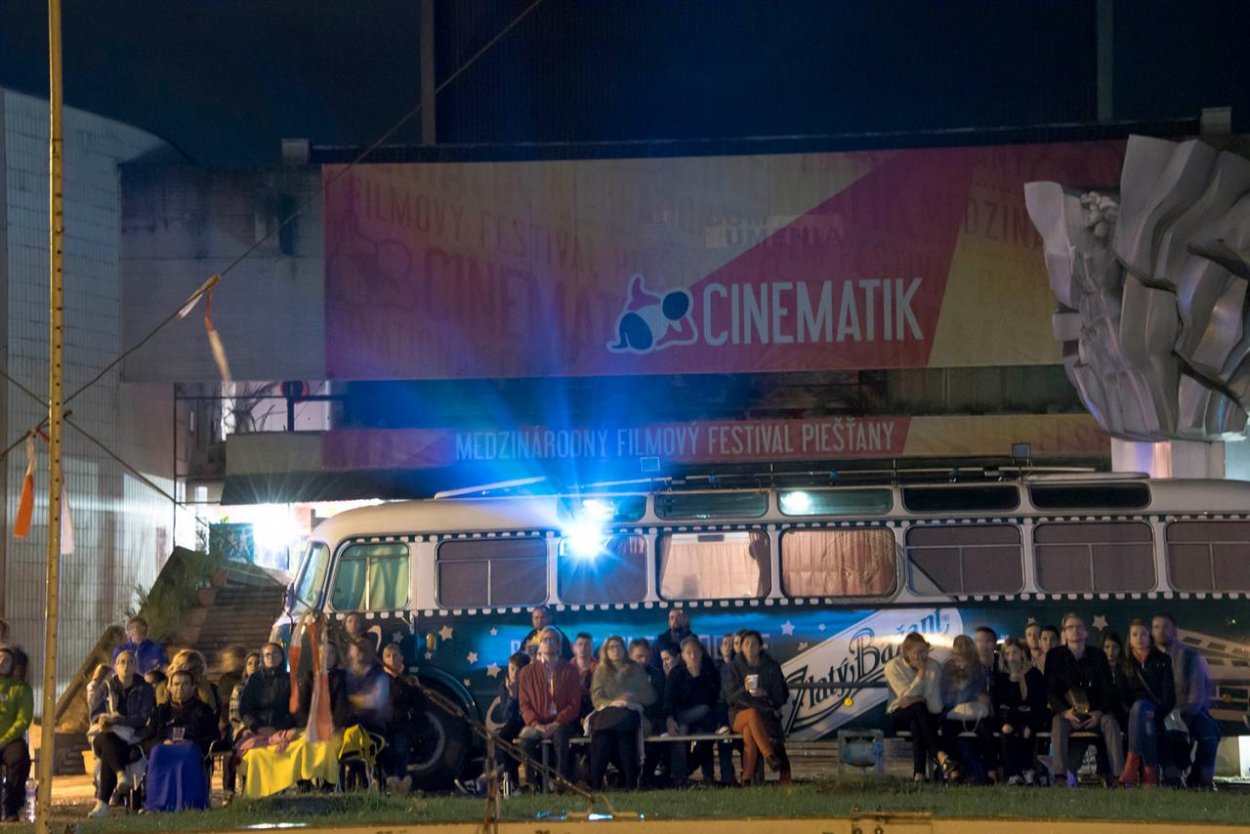 Cinematik trinásty a čoraz väčší