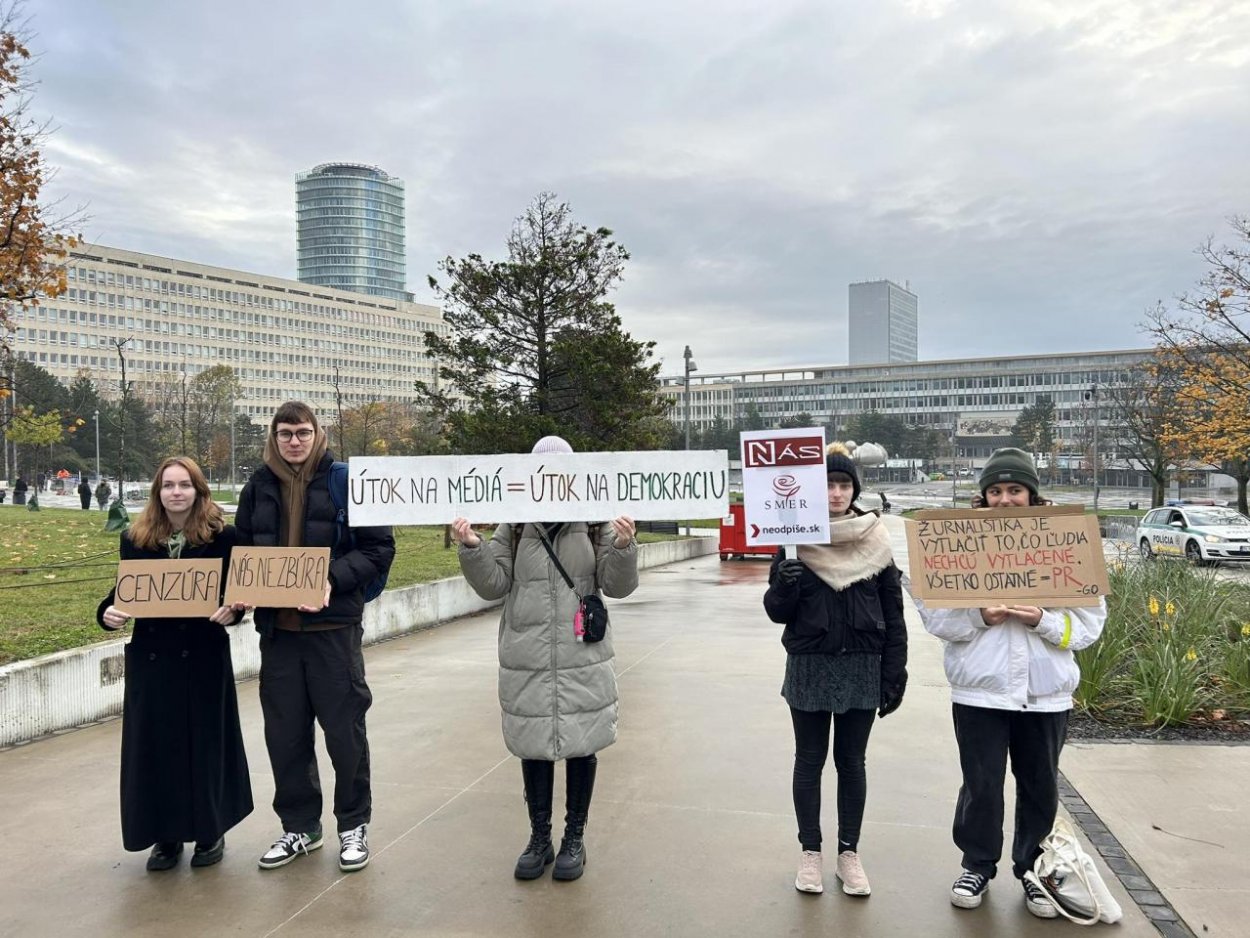 Protestujúci študenti žurnalistiky: Cieľom Smeru bolo náš protest zosmiešniť