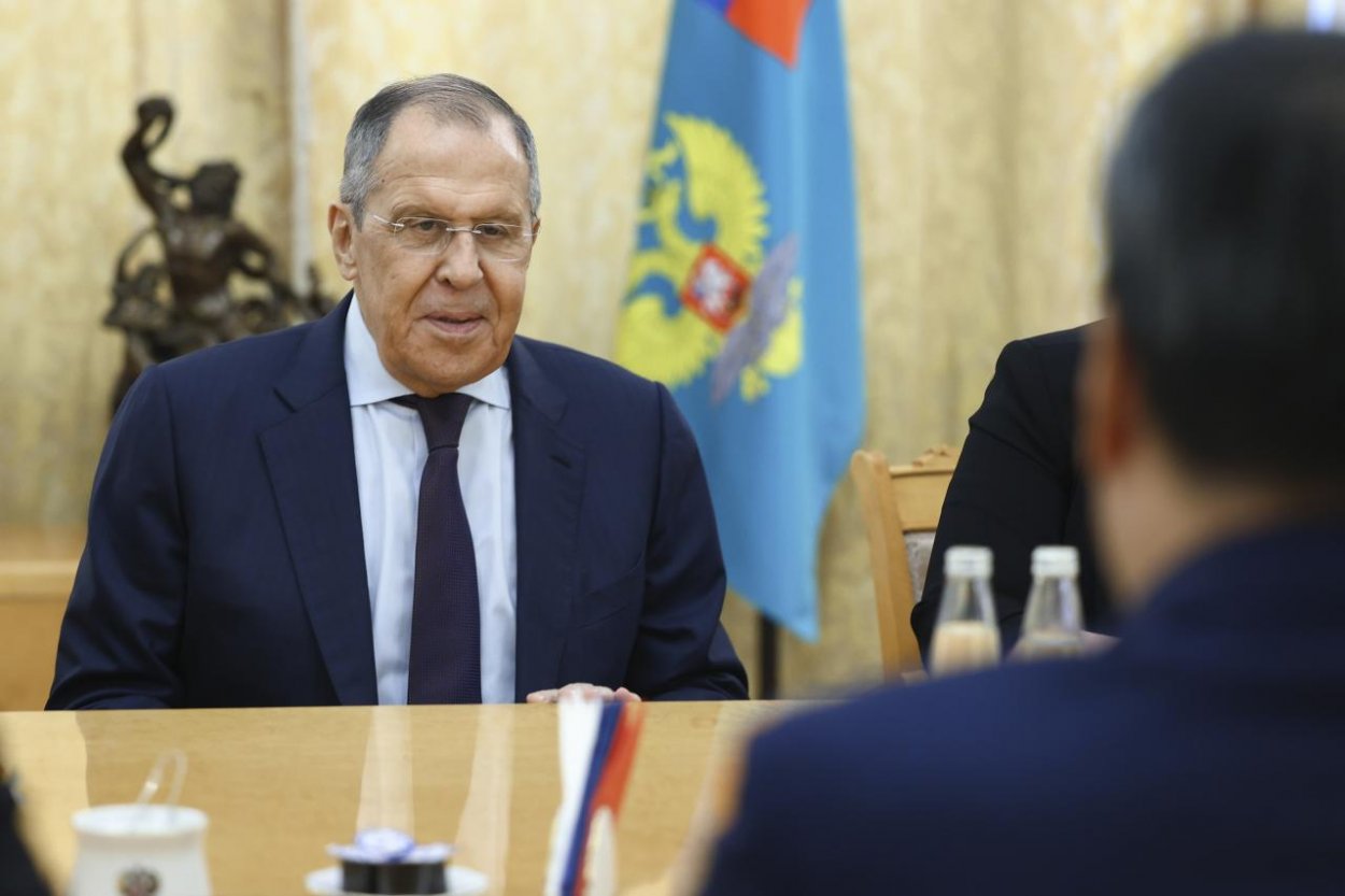 Lavrov čínskemu vyslancovi povedal, že mieru na Ukrajine bránia vážne prekážky