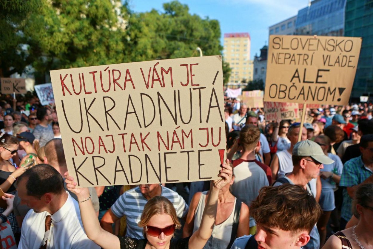 Tisíce ľudí protestovali na Námestí SNP v Bratislave proti krokom vlády