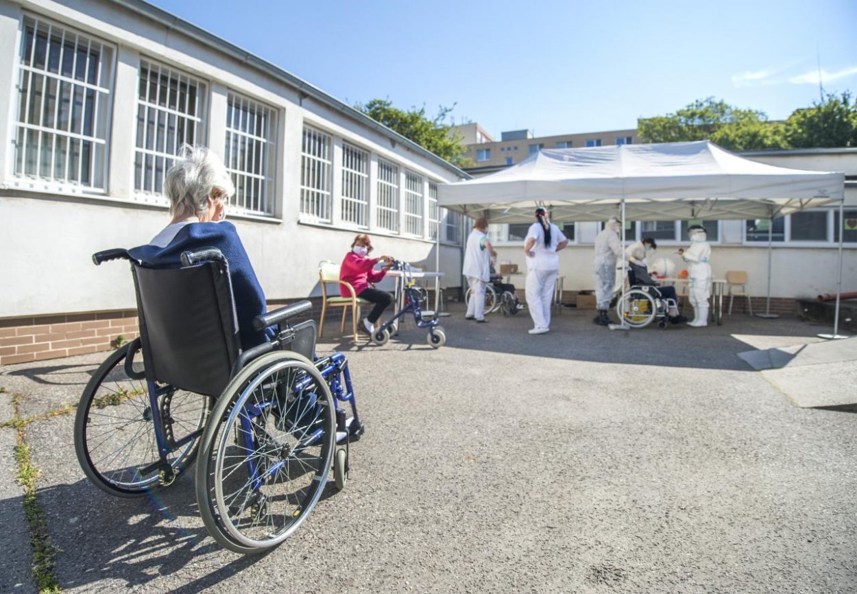 Na Štedrý deň volajú záchranárom často aj osamelí seniori