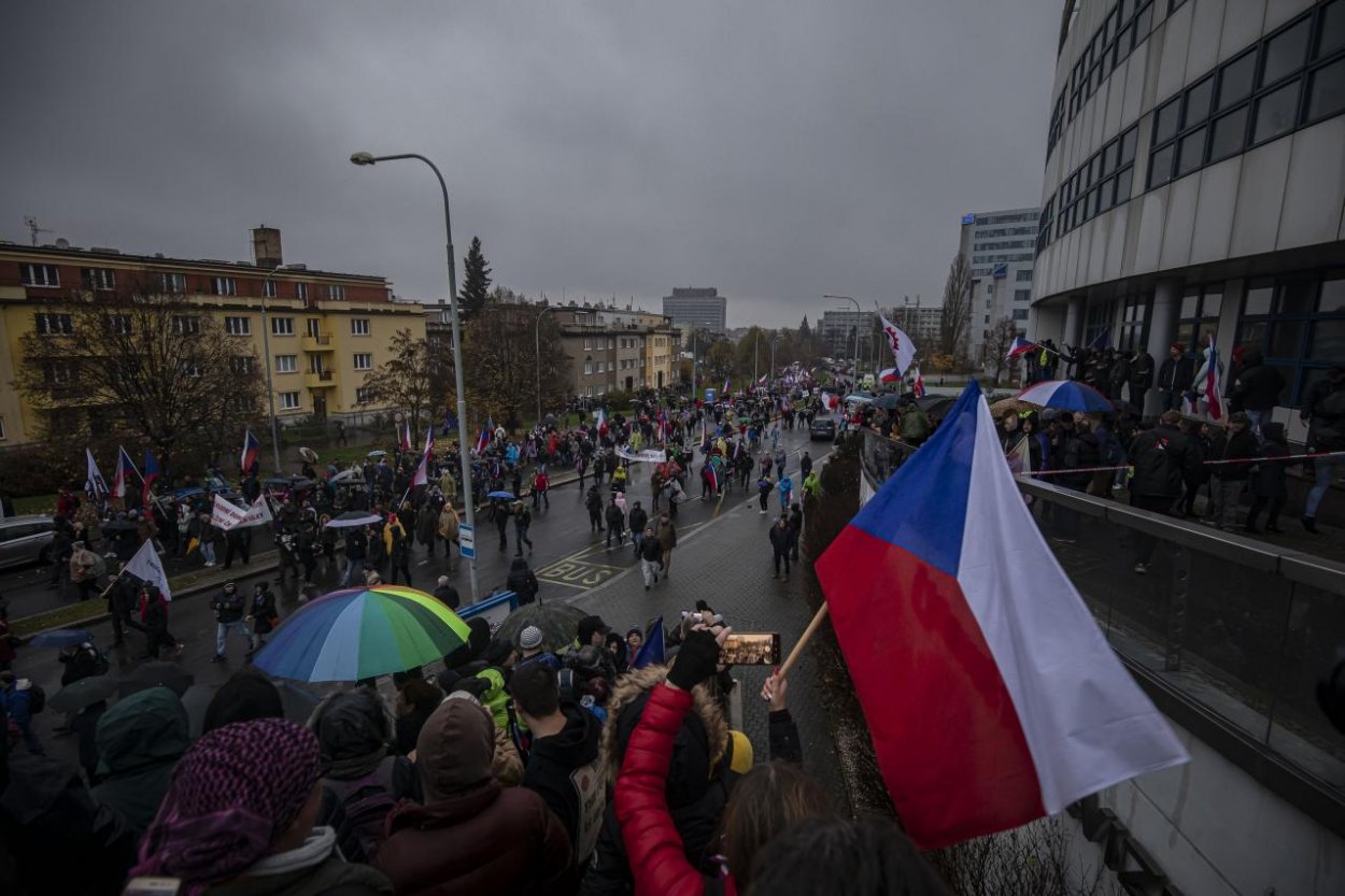 Viac ako polovica Čechov už nesúhlasí s vládnou pomocou Ukrajine