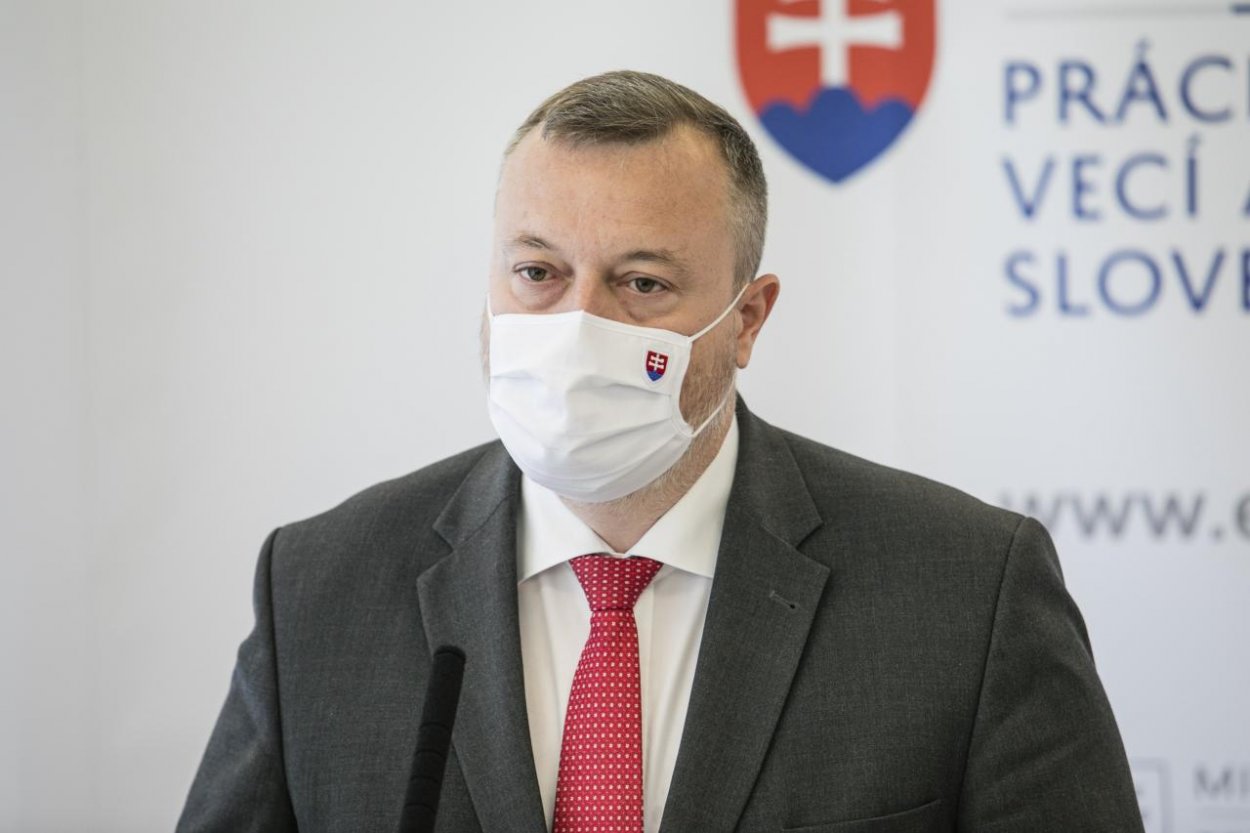 Rezort práce vyplatí zamestnancom zariadení sociálnych služieb mimoriadne odmeny