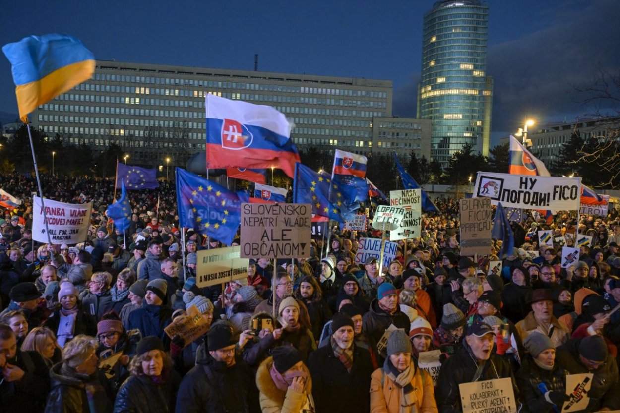 Slovensko vyhlasuje stav občianskej pohotovosti: Protesty spájajú celé Slovensko aj krajanov v zahraničí