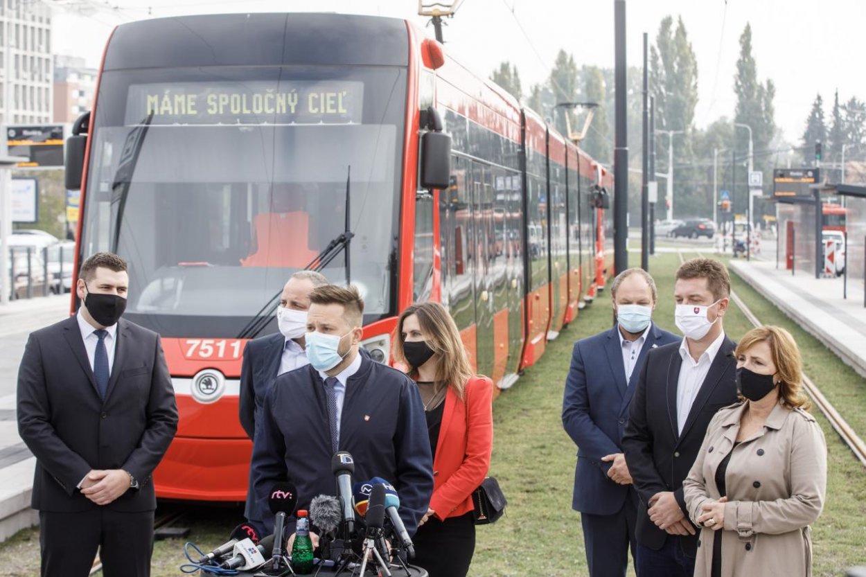 Bratislava dokončila veľký dopravný projekt. Otvorili novú trať do Karlovej Vsi a Dúbravky (+ video)