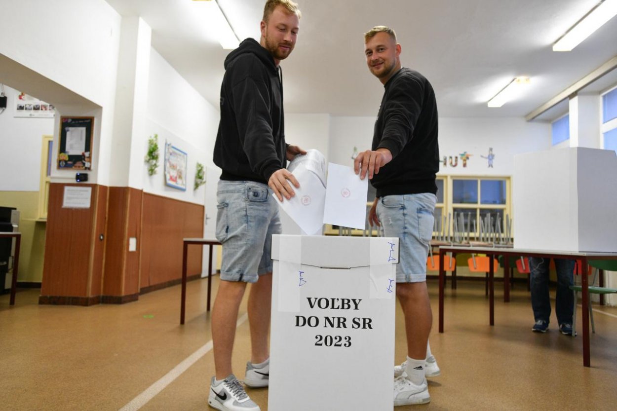 Volebné moratórium znova predĺžili, potrvá do 22:45 