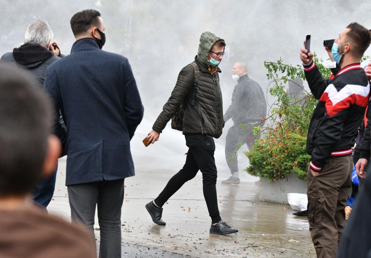 Ultras fanúšikovia protestujú pred úradom vlády, policajti použili aj slzný plyn