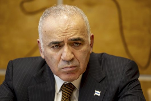 Putin sa bude pod tlakom snažiť o eskaláciu, môže obsadiť pohraničné mesto na východnom krídle NATO, varoval Kasparov