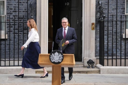 Britský premiér Keir Starmer oznámil, že odstúpi z funkcie – čo to znamená podľa Martina Mojžiša