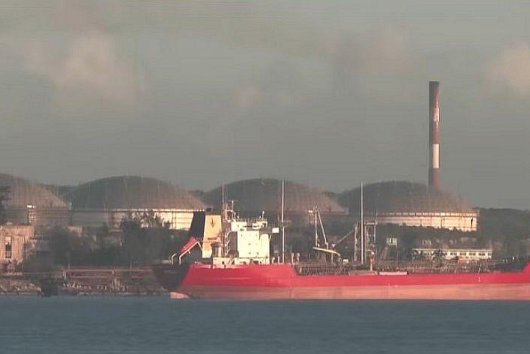 Nehrá sa o tanker s ruskou ropou, je to boj o osud sveta