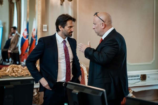 Opozícia vyčíta Kaliňákovi zákazky aj financovanie výdavkov iných rezortov