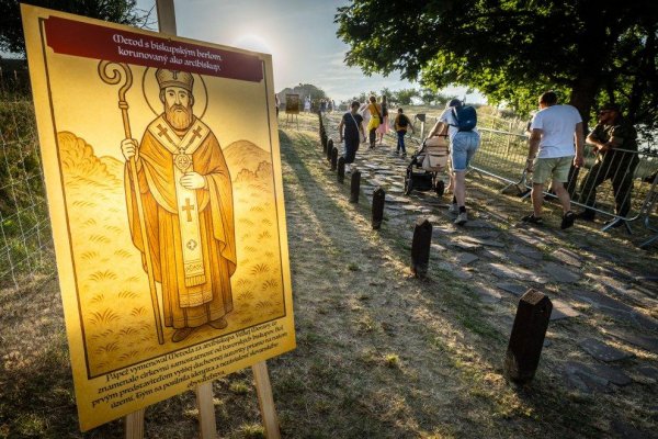 Komedianti a herci na Devíne (ešte pár slov k oslavám)