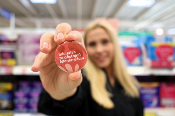 Tesco pomohlo ženám ušetriť vyše 120-tisíc eur, dôstojnú menštruáciu podporuje systémovými riešeniami