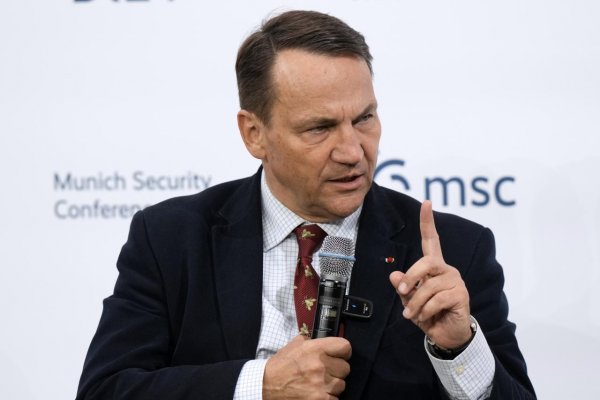 Sikorski pred rokovaniami USA a Ukrajiny telefonoval s vyslancom Trumpa